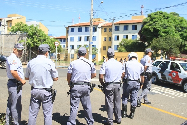 Policiais em ação em bairro de Franca